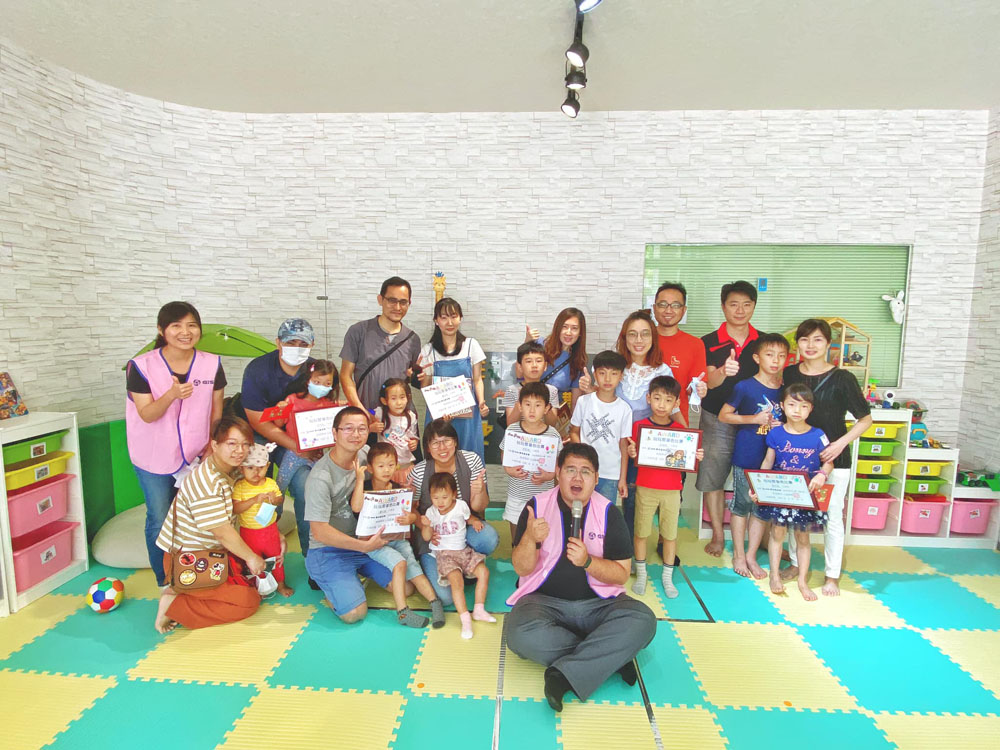 業成基金會鼓勵「玩」出好品質的親子關係，用畫筆彩繪每個孩童的成長紀錄